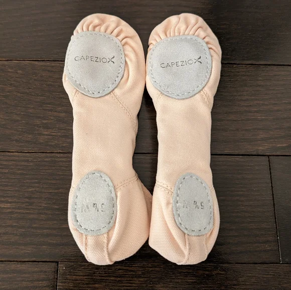 Capezio Womens 2028 Canvas Juliet Ballet Shoes/Slippers, 5.5 Wide (5 1/2 W) - Picture 2 of 5